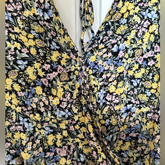 ‼️ Floral dynamite top  (included in BOGO 50% off) - Picture 2 of 4